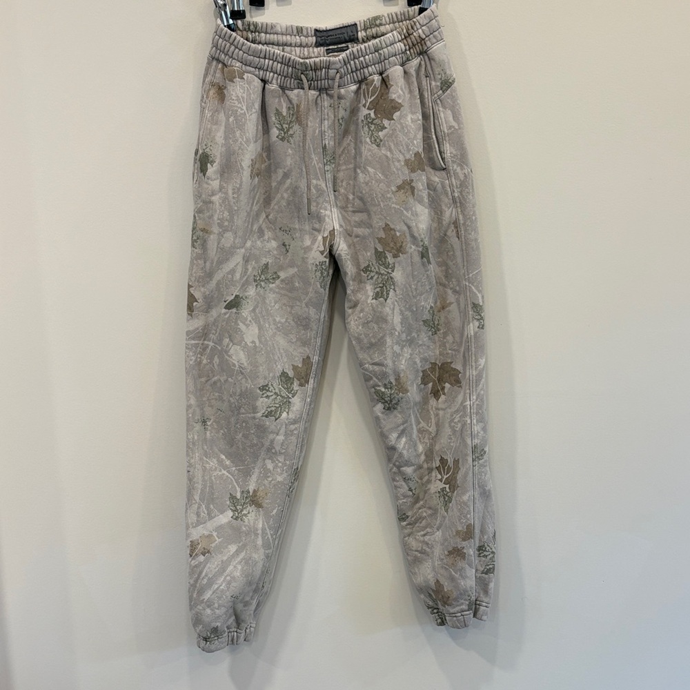 Abercrombie & Fitch Soft A&F Essentials  Camo Fleece Joggers - relaxed fit